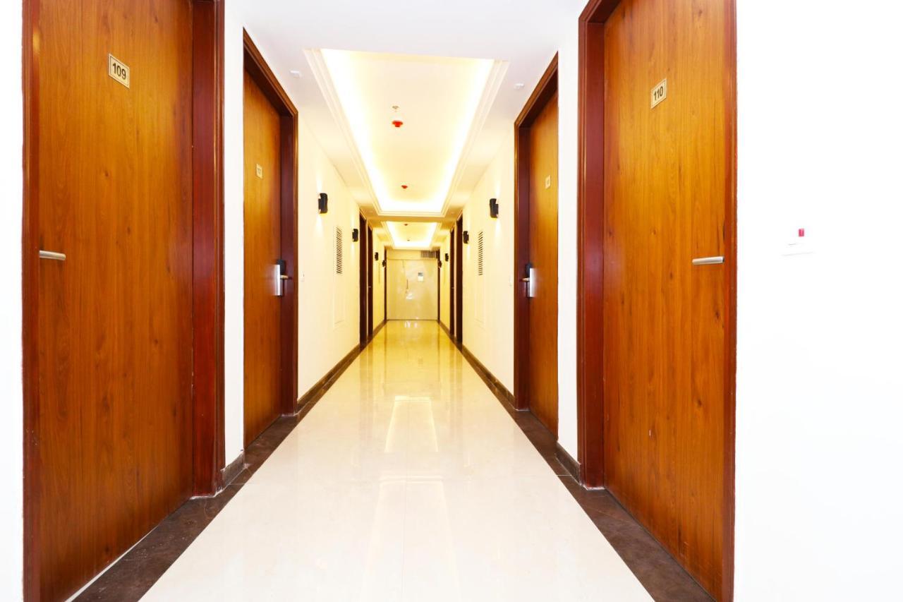 Hotel Leo Saffron - Pitampura Delhi  Bagian luar foto