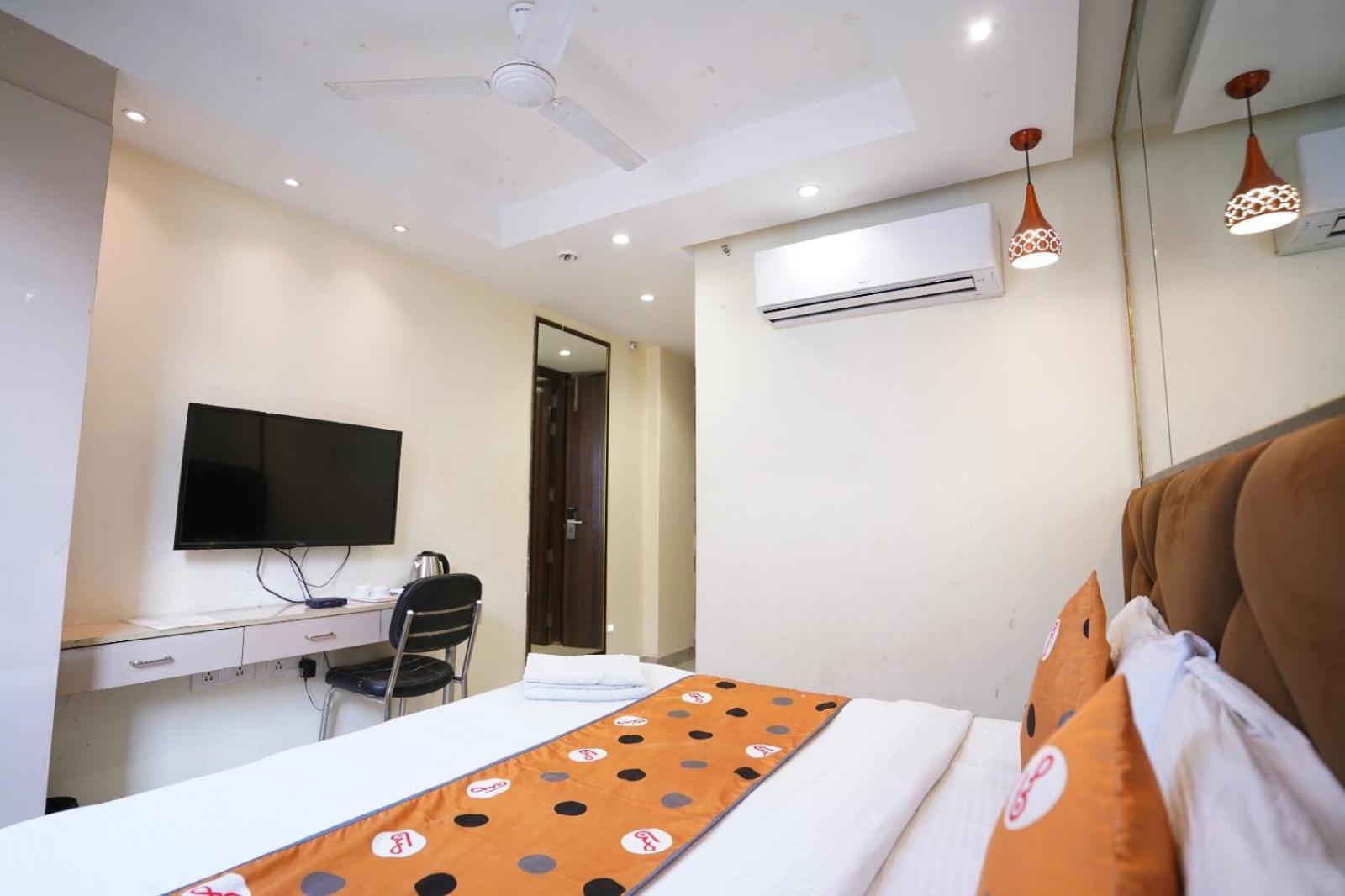 Hotel Leo Saffron - Pitampura Delhi  Bagian luar foto