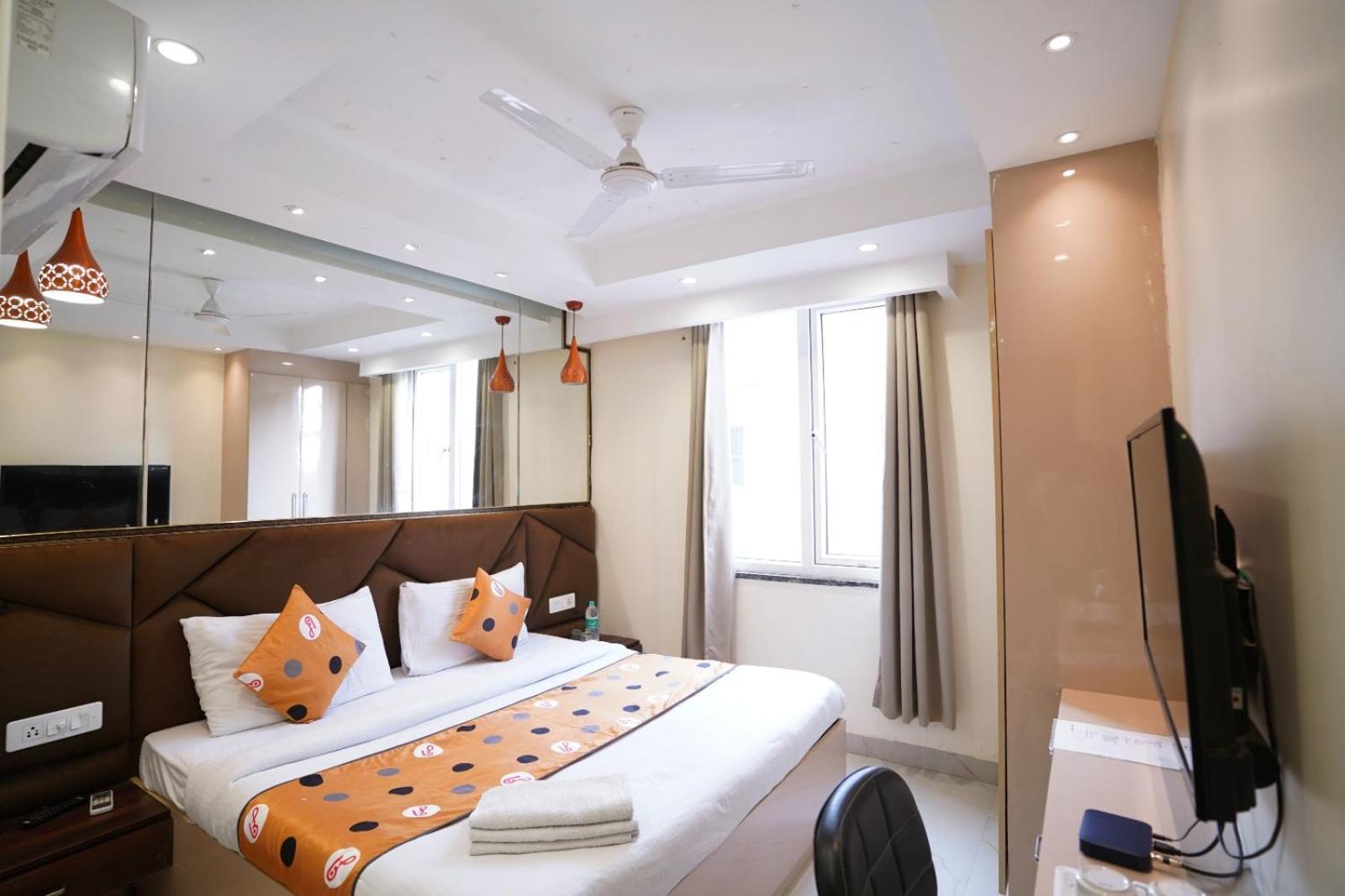 Hotel Leo Saffron - Pitampura Delhi  Bagian luar foto