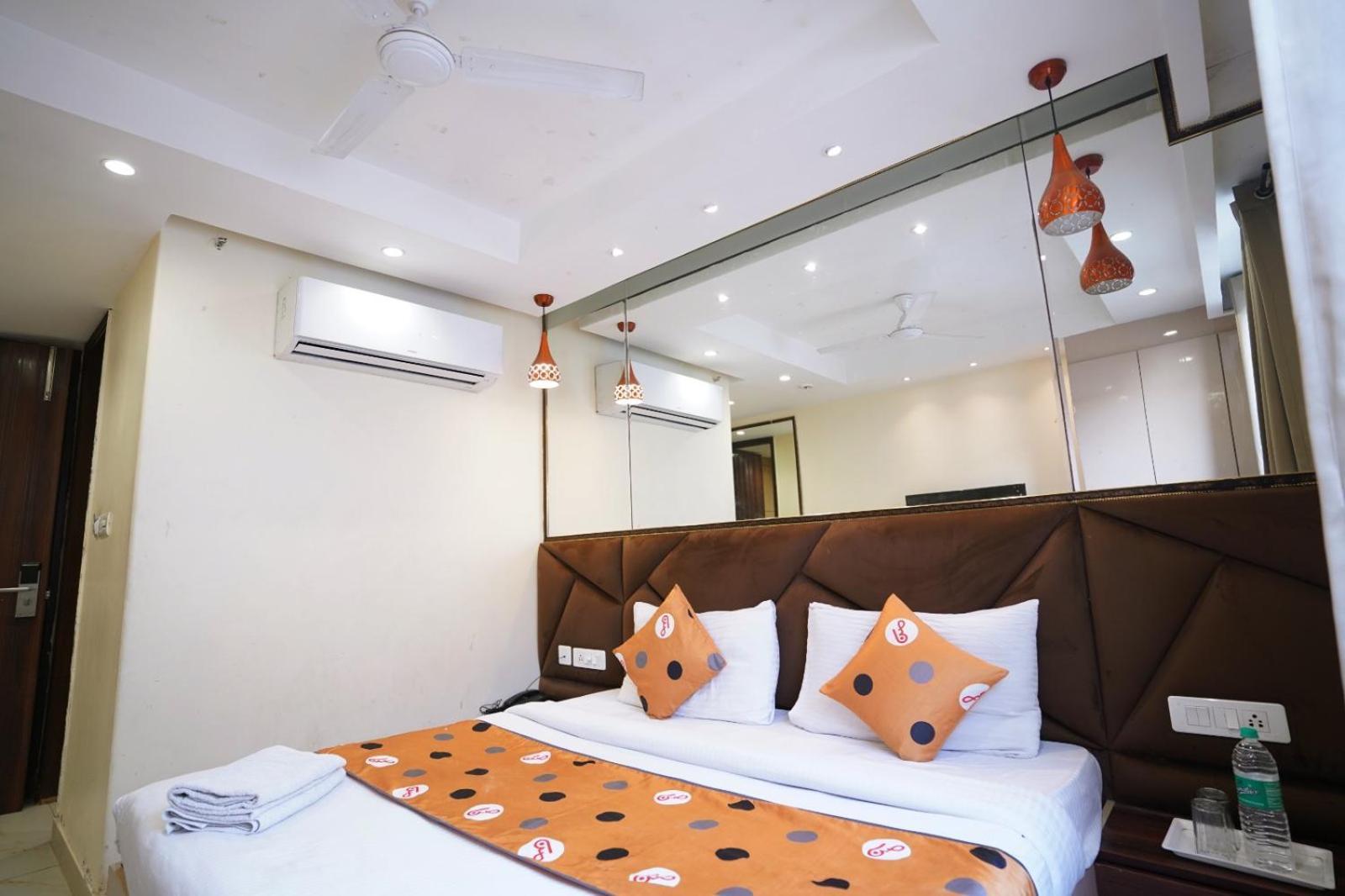 Hotel Leo Saffron - Pitampura Delhi  Bagian luar foto