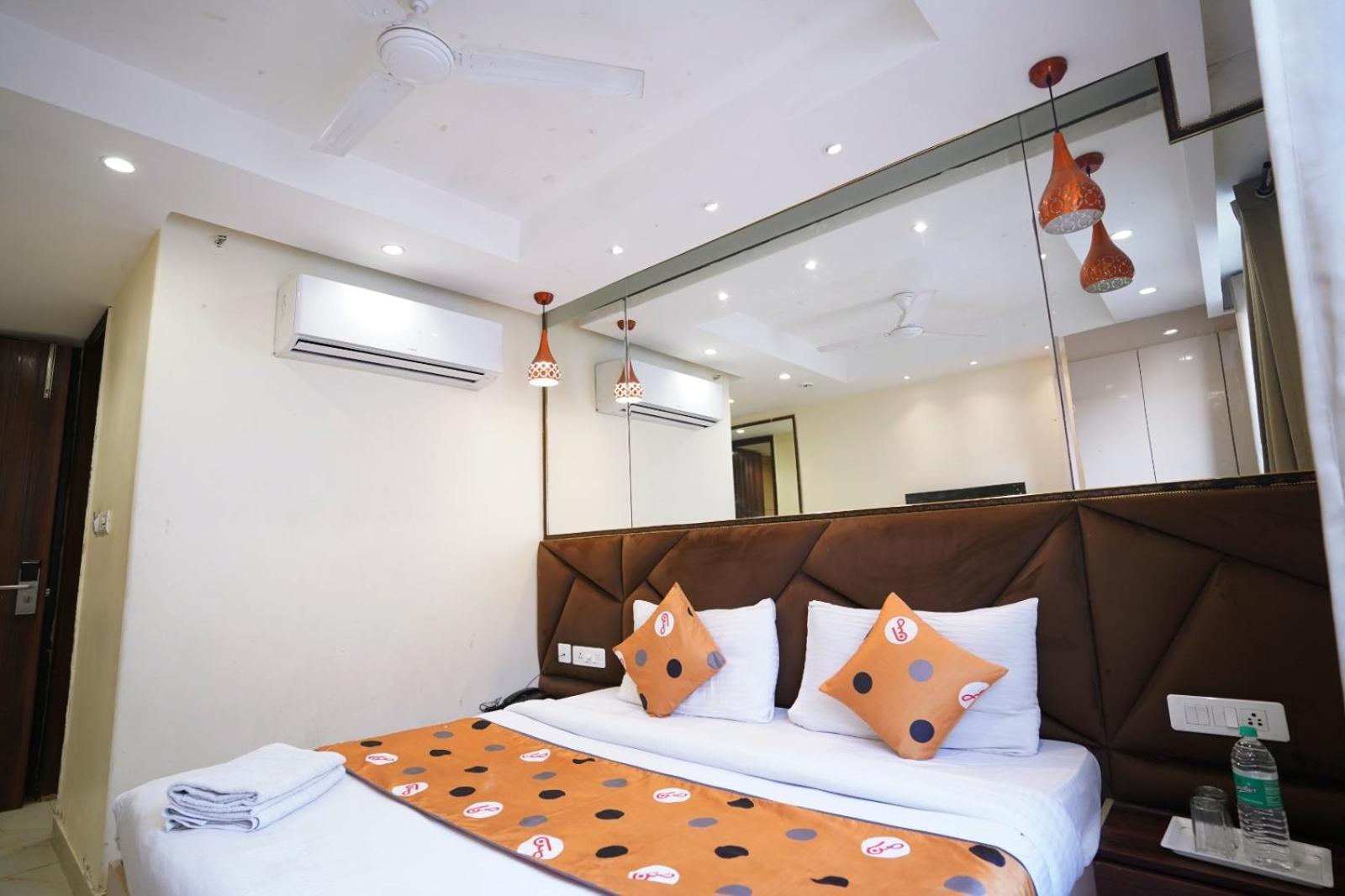 Hotel Leo Saffron - Pitampura Delhi  Bagian luar foto