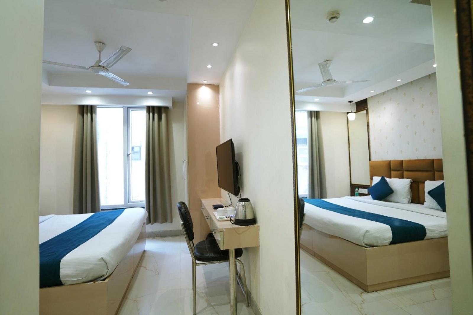 Hotel Leo Saffron - Pitampura Delhi  Bagian luar foto