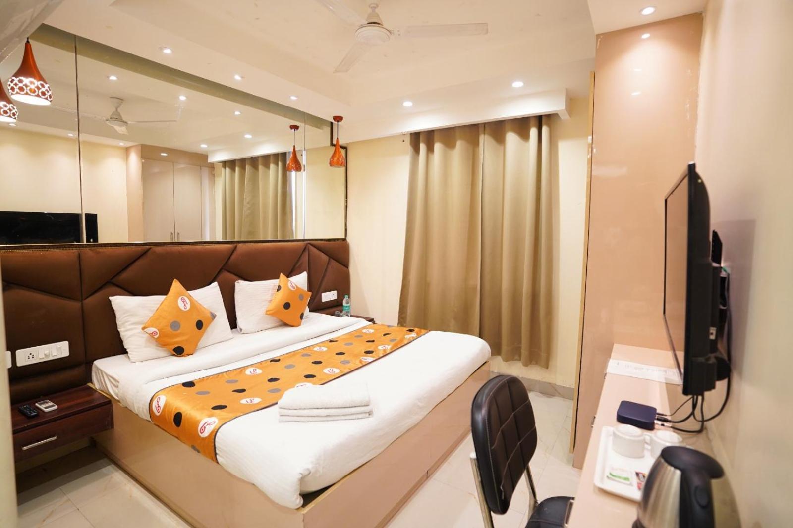 Hotel Leo Saffron - Pitampura Delhi  Bagian luar foto