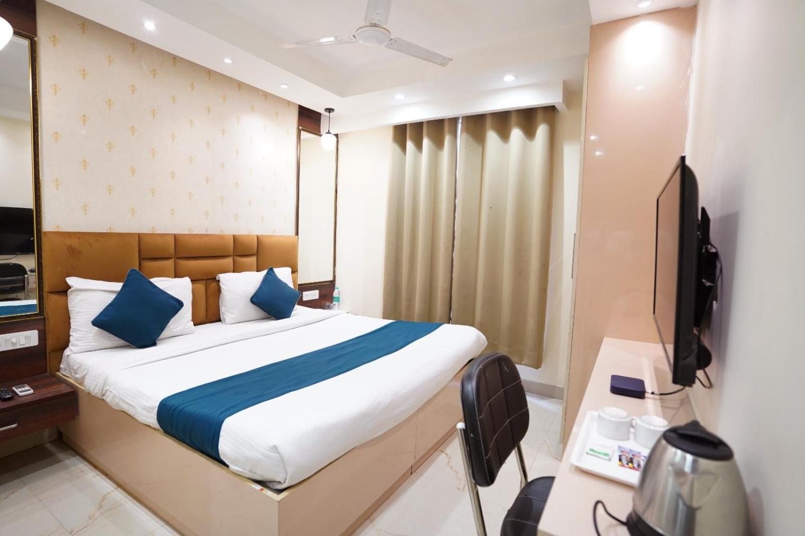 Hotel Leo Saffron - Pitampura Delhi  Bagian luar foto